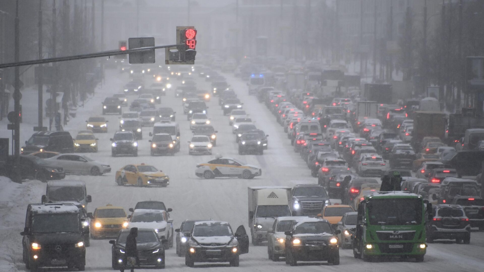 Автомобильное движение во время снегопада в центре Москвы. 12 февраля 2021 - РИА Новости, 1920, 12.02.2021