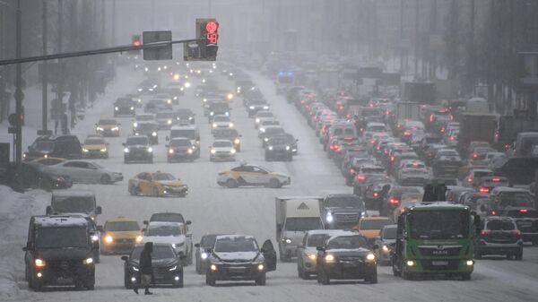 Автомобильное движение во время снегопада в центре Москвы. 12 февраля 2021