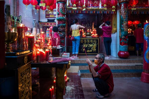 Люди молятся в китайском храме в первый день Лунного Нового года в Сурабае, Восточная Ява