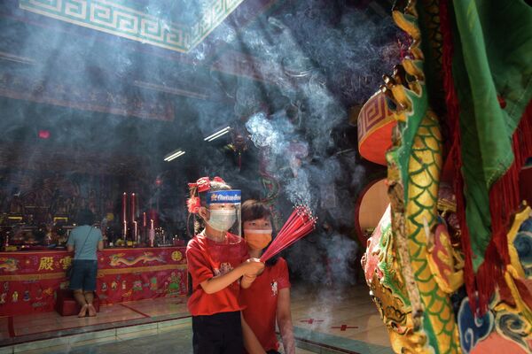Празднование Китайского Нового года в храме Surya Dharma в Пеканбару, Индонезия 