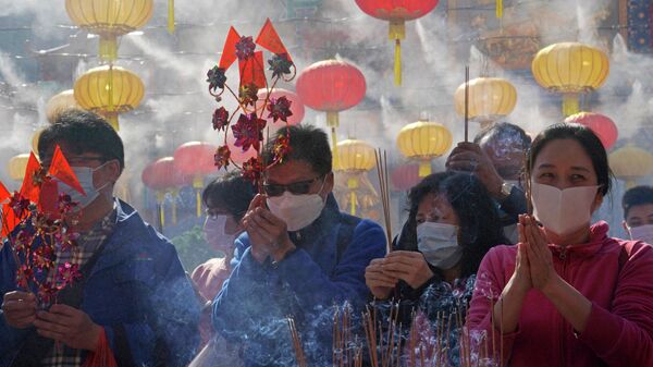 Верующие молятся на праздновании Китайского Нового года в Гонконге, Китай 