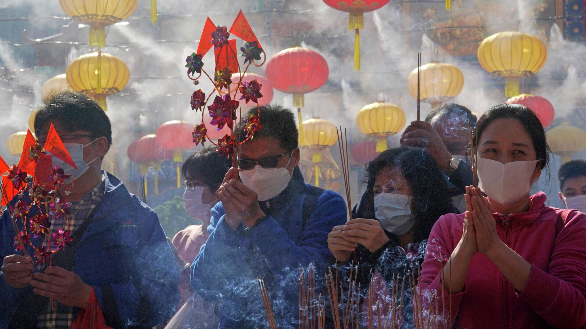 Верующие молятся на праздновании Китайского Нового года в Гонконге, Китай  - РИА Новости, 1920, 04.03.2023