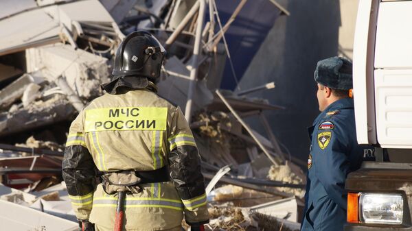 Сотрудники МЧС России разбирают завалы на месте взрыва газа
