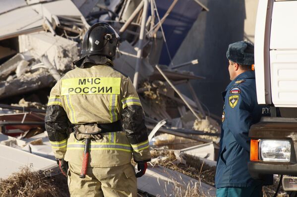 Сотрудники МЧС России разбирают завалы на месте взрыва газа