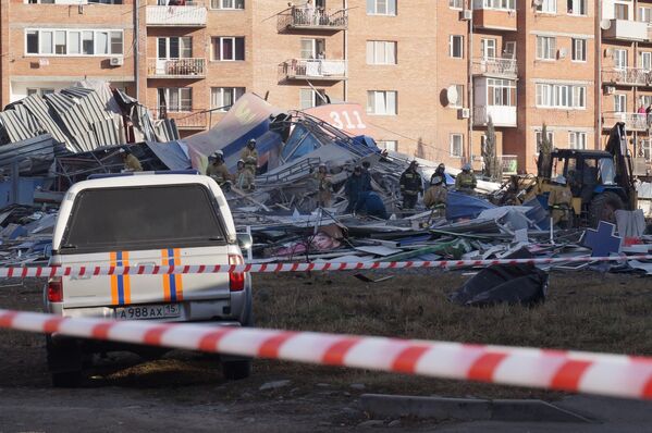 Сотрудники МЧС России разбирают завалы на месте взрыва в супермаркете на улице Гагкаева во Владикавказе