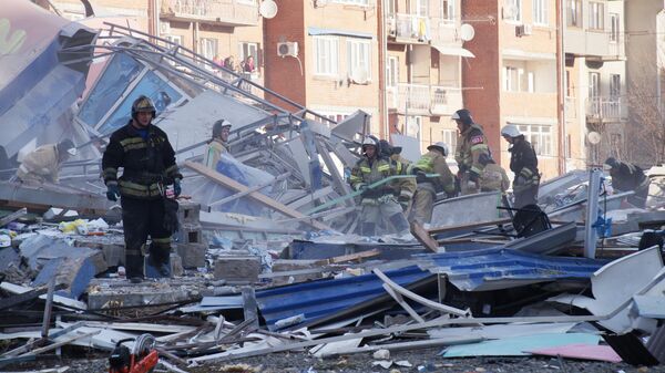 Сотрудники МЧС России разбирают завалы на месте взрыва в супермаркете на улице Гагкаева во Владикавказе