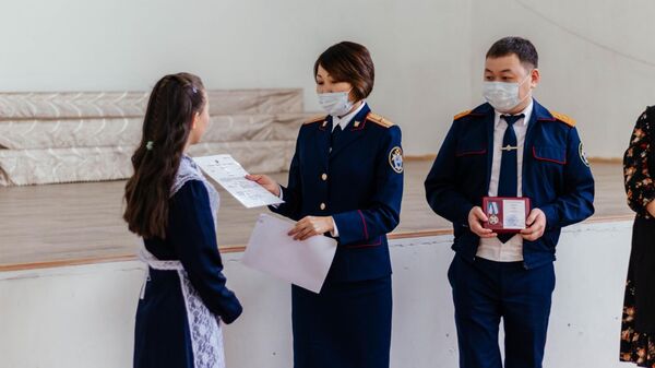 Школьницу в Бурятии наградили медалью за спасение из огня брата и сестры
