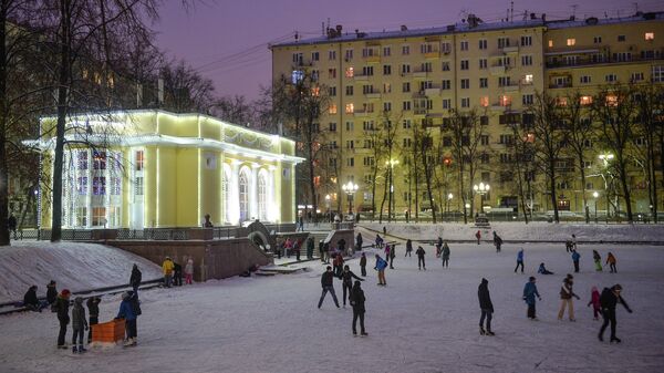 Люди катаются на коньках на Патриарших прудах в Москве