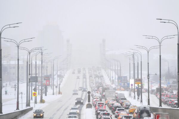 Автомобильное движение по Крымскому мосту во время снегопада в Москве