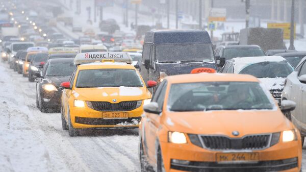 Автомобильное движение по Крымскому мосту во время снегопада в Москве