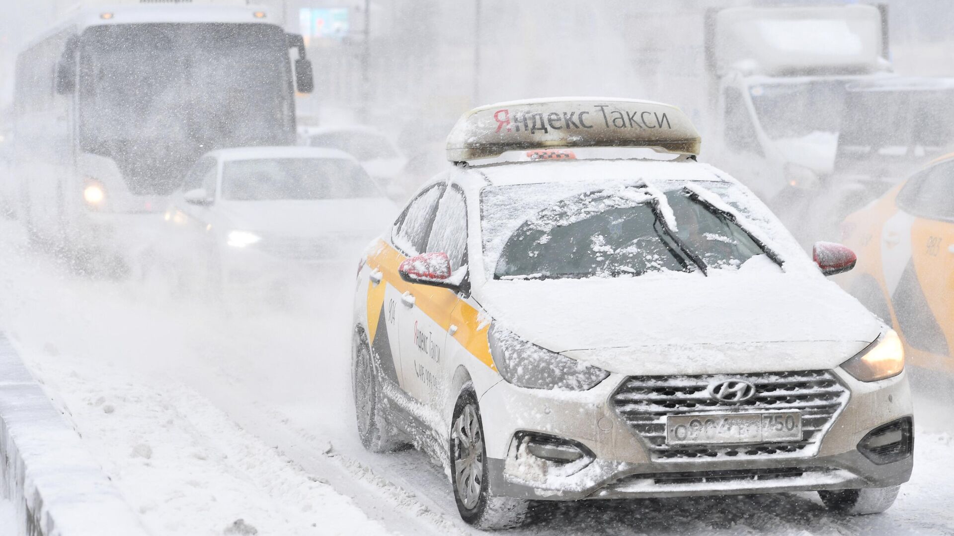 Автомобильное движение по Крымскому мосту во время снегопада в Москве - РИА Новости, 1920, 15.02.2021