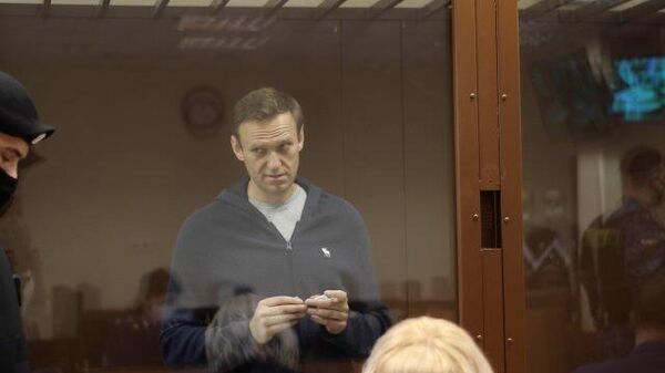 Кадры с Навальным из зала суда