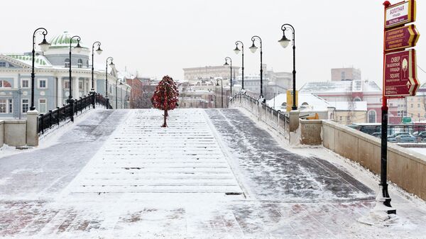 Вид на Лужков мост с Болотной площади зимой