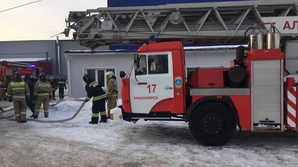 Сотрудники МЧС на месте пожара в Красноярске