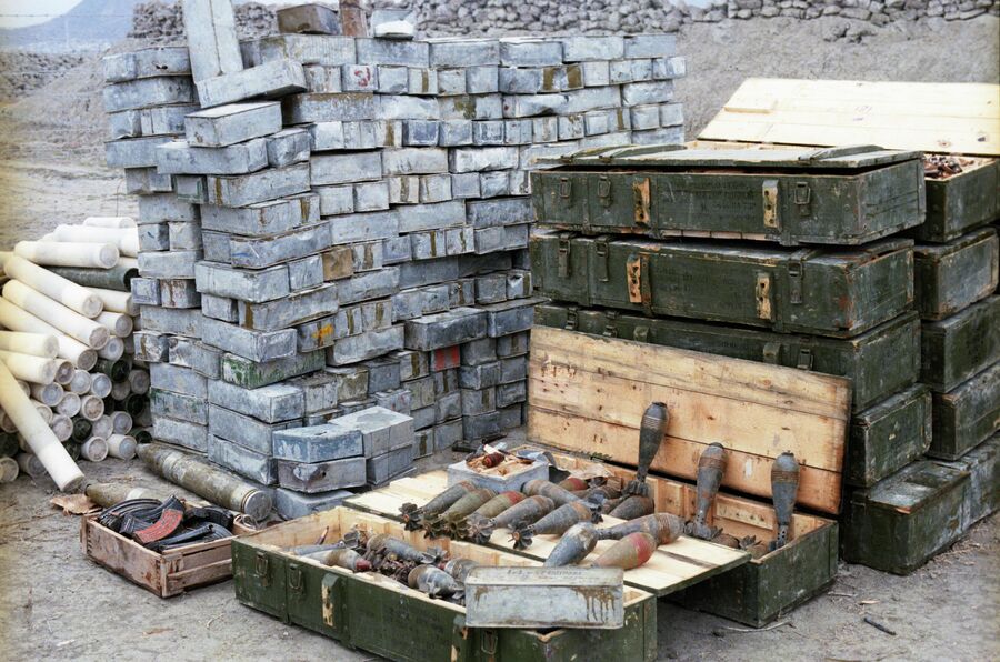 Боеприпасы и оружие, захваченные бойцами народной милиции после разгрома одной из банд душманов