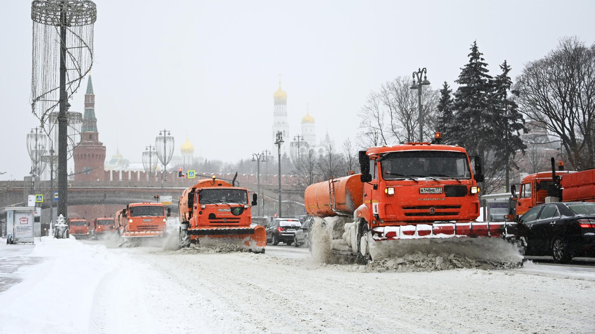 Снегоуборочные машины чистят автомобильную дорогу на Москворецкой набережной в Москве - РИА Новости, 1920, 13.02.2021