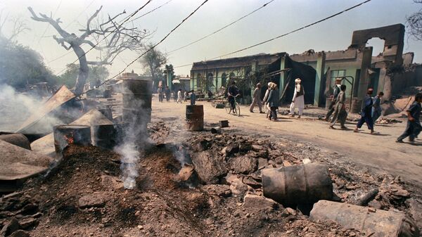 На одной из улиц освобожденного от душманов города Кундуза. Республика Афганистан