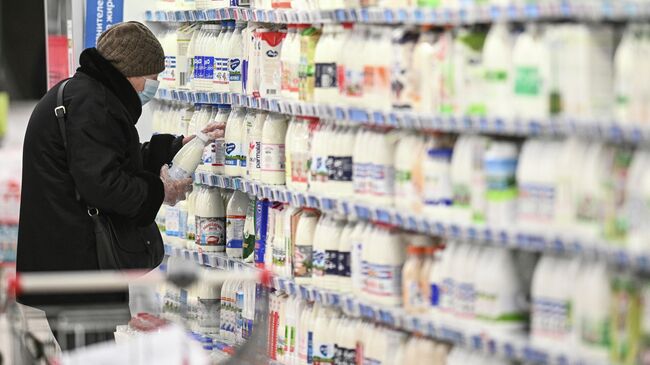 Покупатель в отделе молочных продуктов 