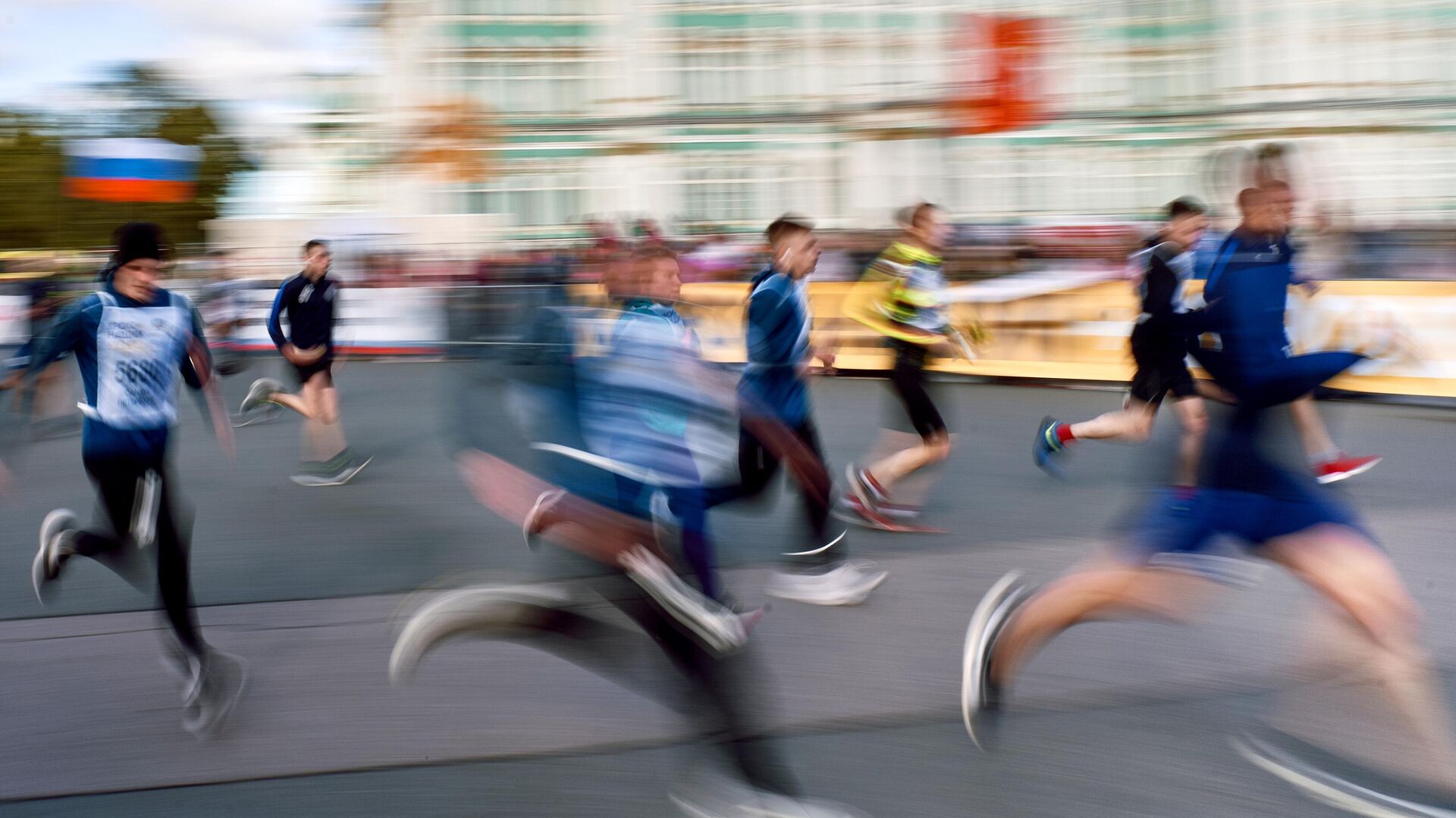 Участники забега в рамках Всероссийского дня бега Кросс Нации - 2020 на Дворцовой площади в Санкт-Петербурге - РИА Новости, 1920, 12.02.2021