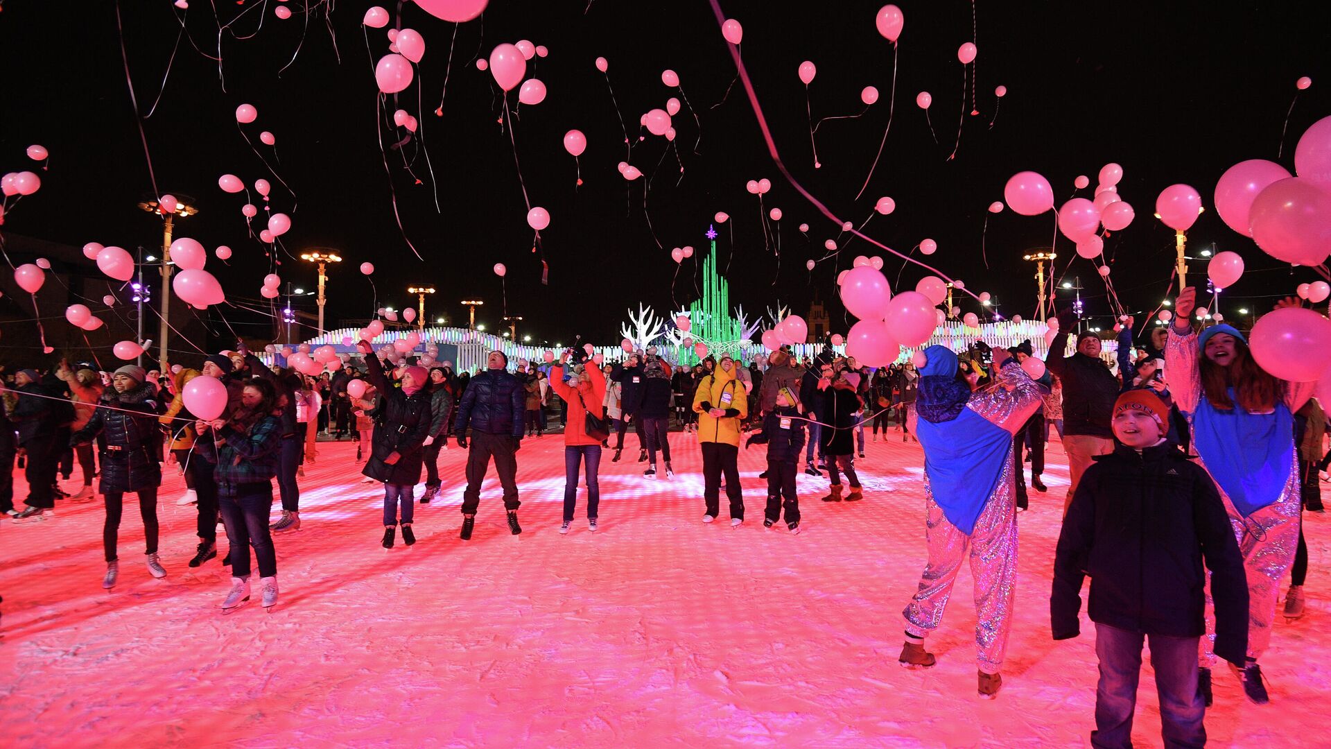 Участники празднования Дня Всех Влюбленных запускают в небо воздушные шары на катке ВДНХ в Москве - РИА Новости, 1920, 08.02.2023