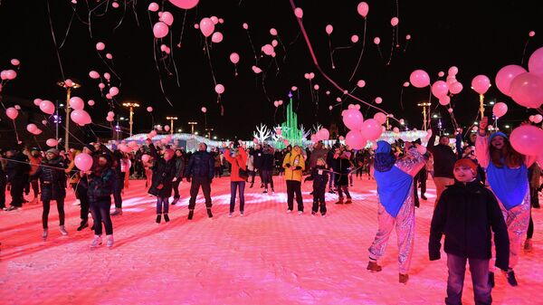 Участники празднования Дня Всех Влюбленных запускают в небо воздушные шары на катке ВДНХ в Москве