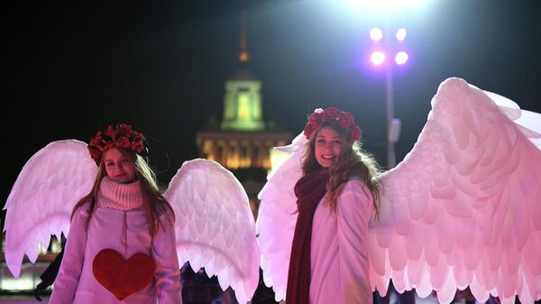 Участники празднования Дня Всех Влюбленных на катке ВДНХ в Москве