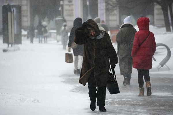 Прохожие во время снегопада в центре Москвы