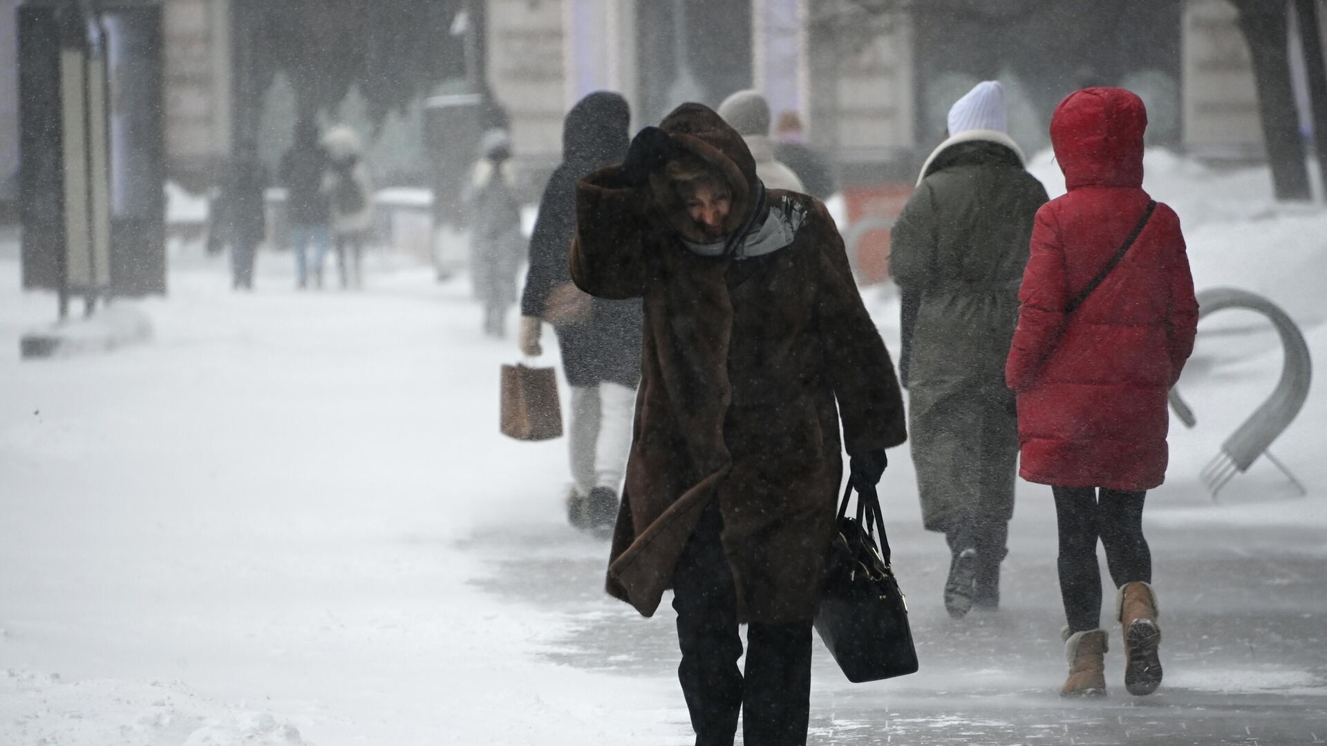 Прохожие во время снегопада в центре Москвы - РИА Новости, 1920, 26.02.2021