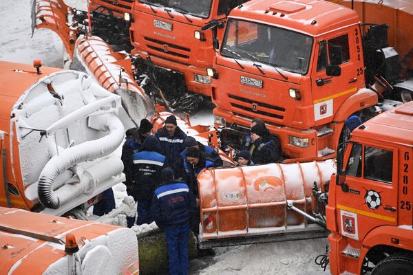 Сотрудники ГБУ Автомобильные дороги во время уборки снега в центре Москвы