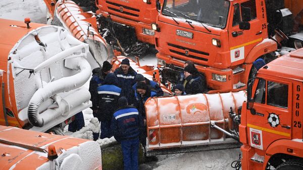 Сотрудники ГБУ Автомобильные дороги во время уборки снега в центре Москвы