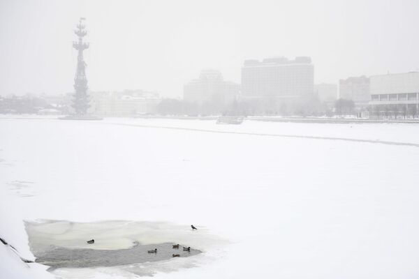 Вид на памятник В ознаменование 300-летия российского флота работы Зураба Церетели в Москве