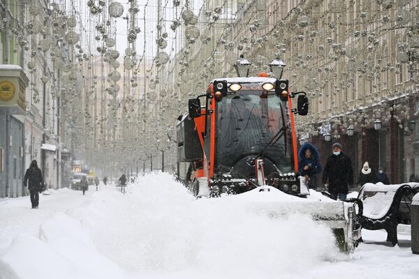 Снегоуборочная машина чистит Никольскую улицу в Москве