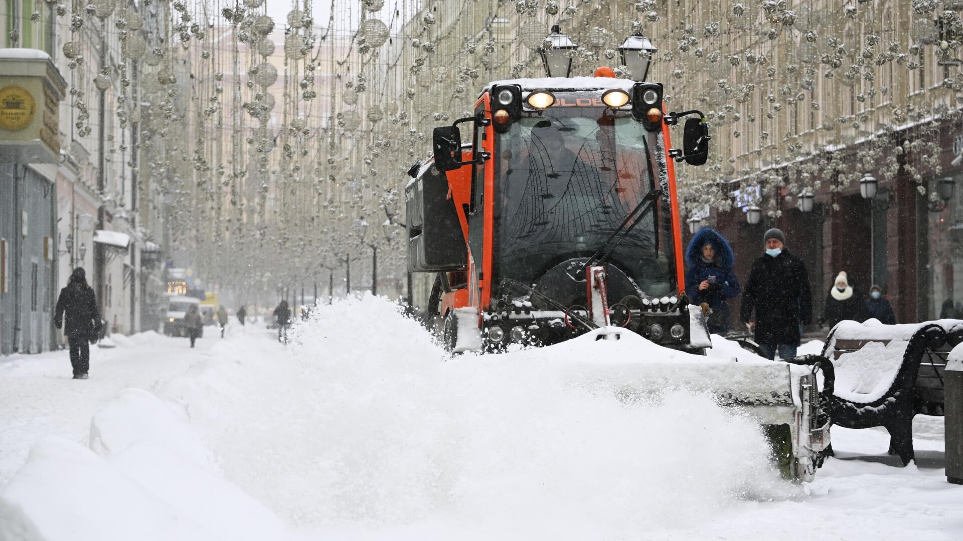 19 декабря сколько было снега. Снегопад в Москве 13 февраля 2021. Снегопад в Москве в феврале 2021. Сугробы в Москве. Снежные заносы в Москве.