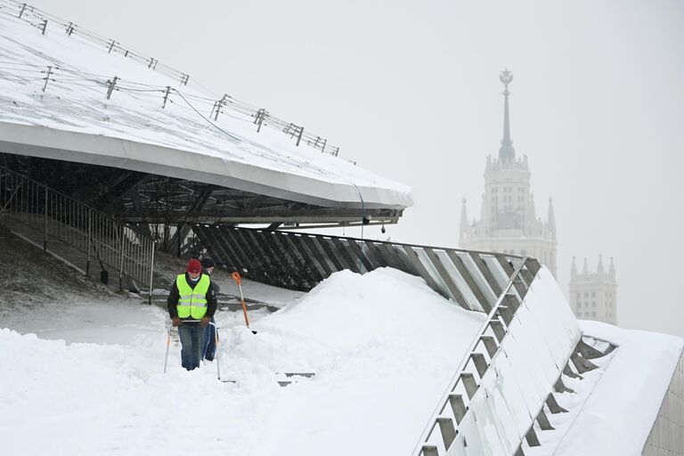 Сотрудники коммунальных служб убирают снег в природно-ландшафтном парке Зарядье в Москве