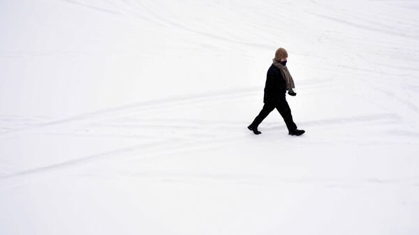 Девушка во время снегопада в Москве