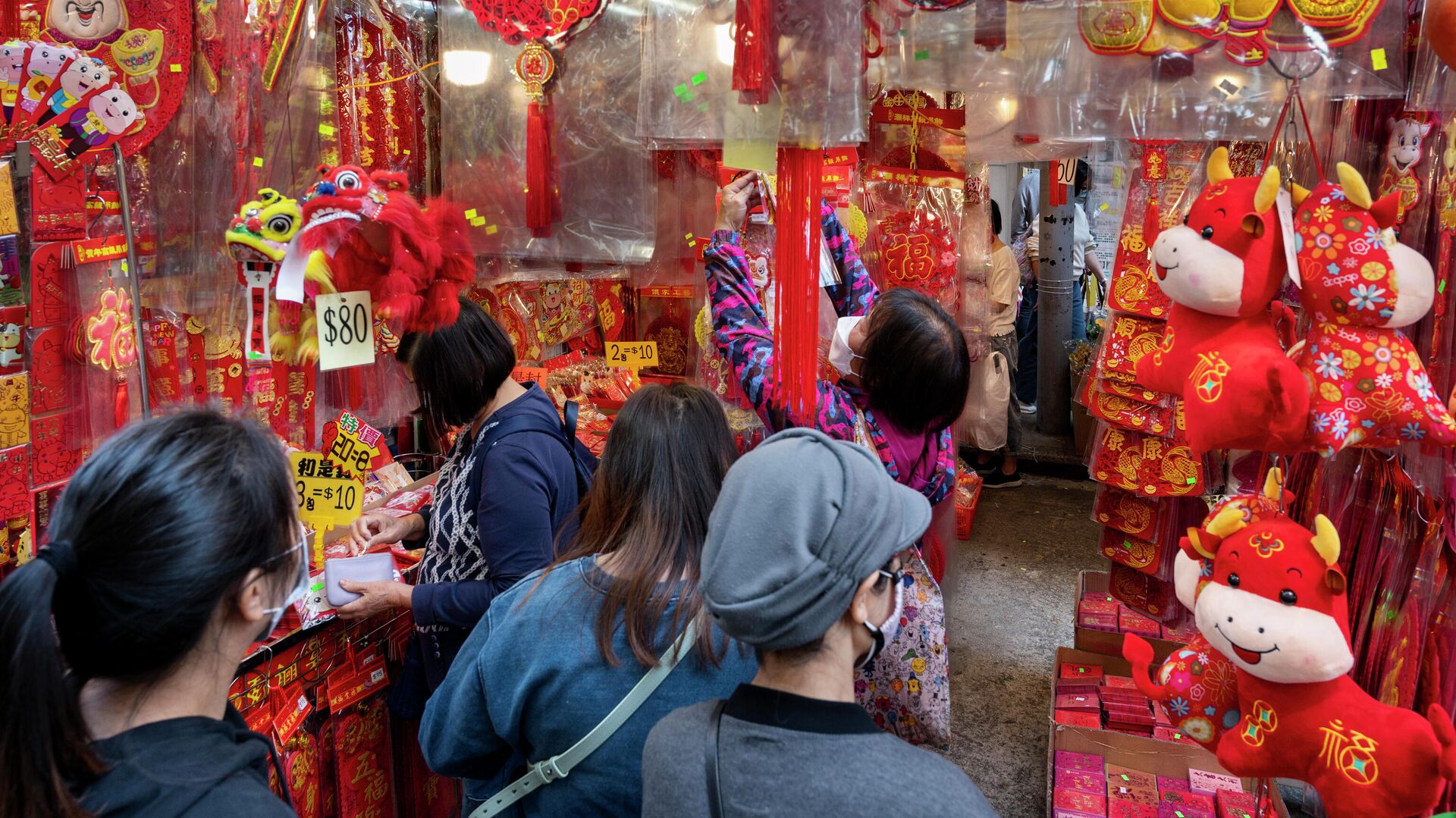 Торговля праздничными декоративными украшениями на уличном рынке во время подготовки к предстоящему Китайскому Новому году в Гонконге - РИА Новости, 1920, 16.02.2021