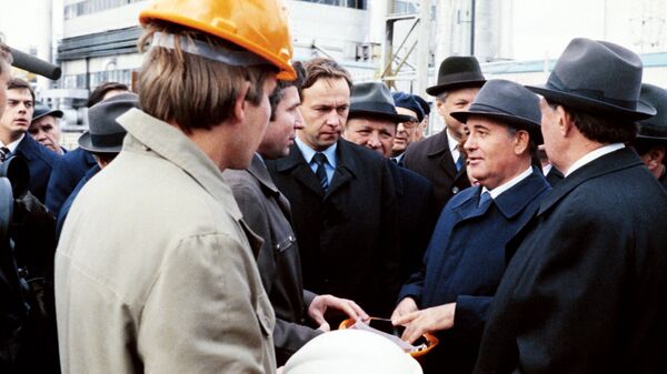 Генеральный секретарь ЦК КПСС Михаил Горбачев на Самотлорском месторождении нефти в Нижневартовске 