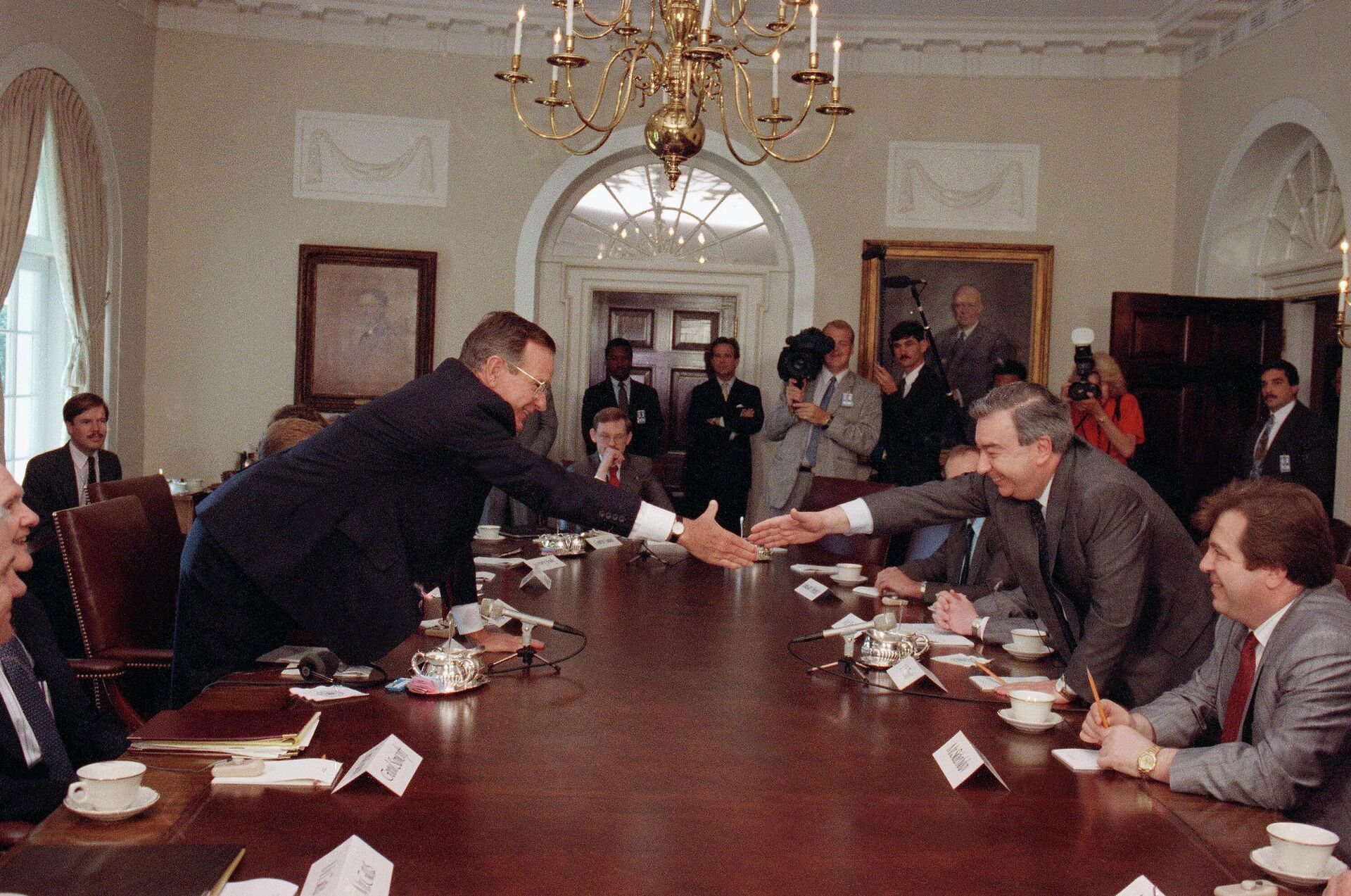 Президент США Джордж Буш старший и Евгений Примаков во время встречи в Белом доме, где был поднят вопрос о помощи экономике Советского Союза. 31 мая 1991  - РИА Новости, 1920, 18.02.2021