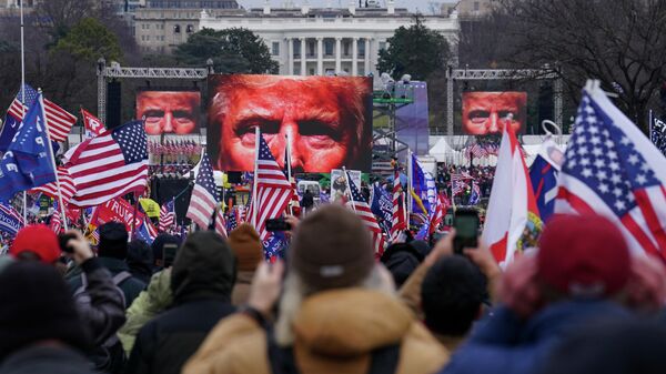 Сторонники Трампа участвуют в митинге в Вашингтоне
