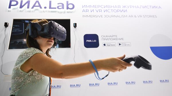 Девушка тестирует VR-очки в презентационной зоне РИА.Lab на стенде МИА Россия сегодня на ВДНХ в Москве