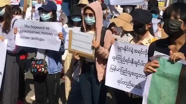 “Мы боремся за демократию” – митинг жителей Мьянмы у российского посольства - РИА Новости, 1920, 12.02.2021