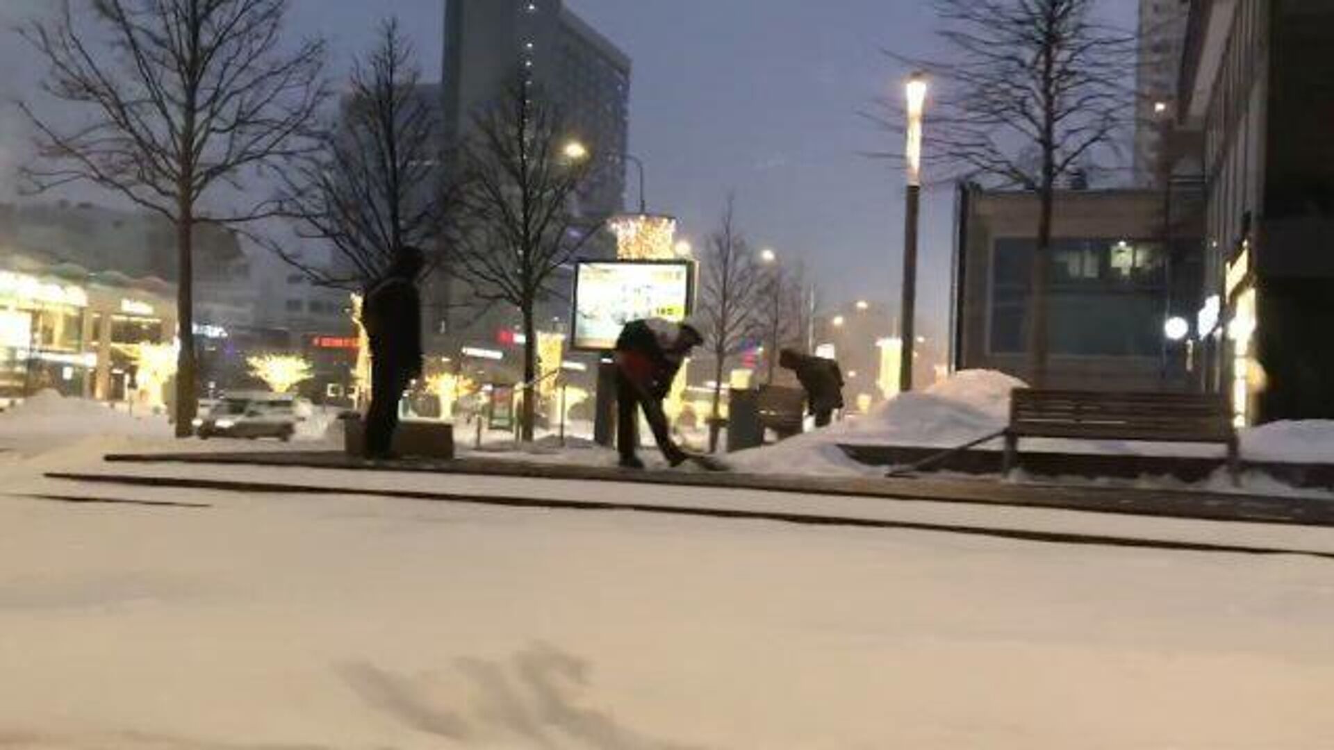 Коммунальщики вручную и с помощью техники начали уборку после сильного снегопада в Москве - РИА Новости, 1920, 13.02.2021