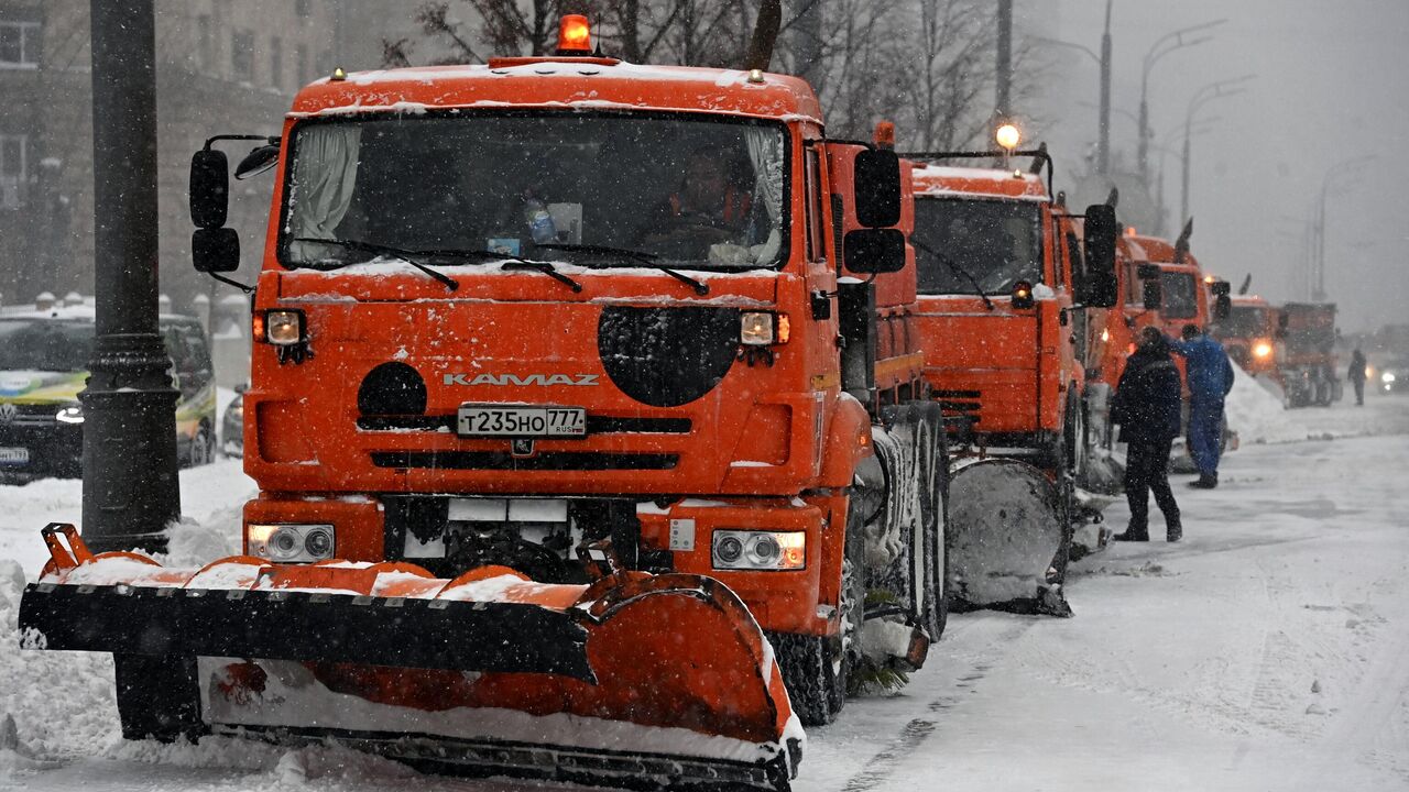 К утру московские коммунальщики два раза подметут дороги и тротуары - РИА  Новости, 14.02.2021