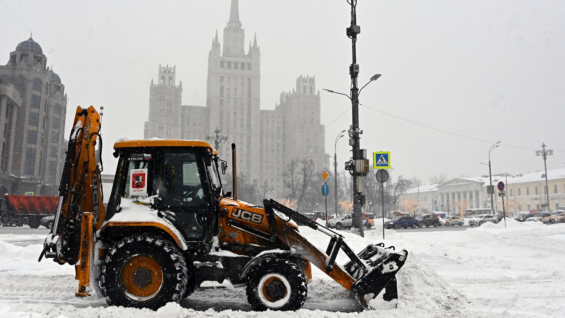 Снегоуборочная техника на улице Новинский бульвар в Москве - РИА Новости, 1920, 13.02.2021