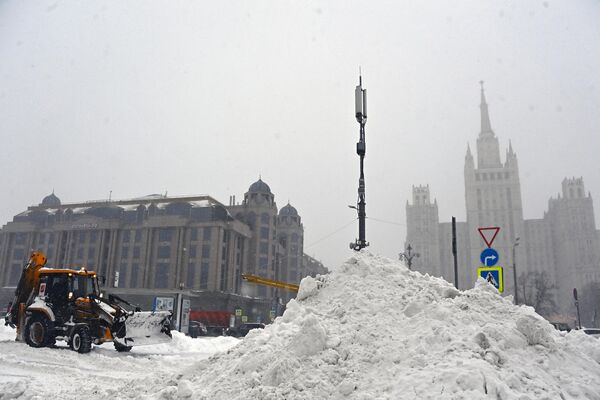 Снегоуборочная техника на улице Новинский бульвар в Москве