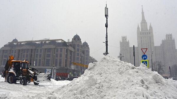 Снегоуборочная техника на улице Новинский бульвар в Москве