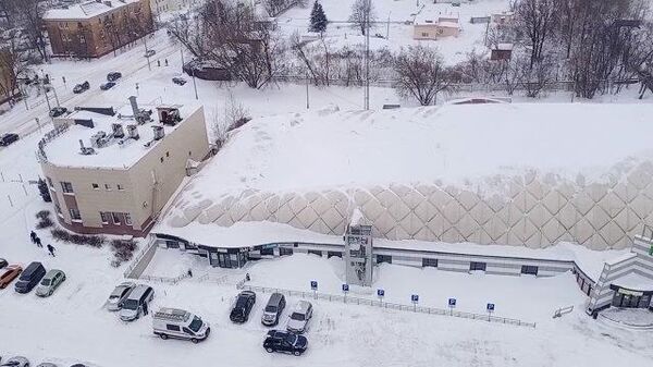Крыша надувного корта в Щелково прогнулась под снегом. Кадры МЧС