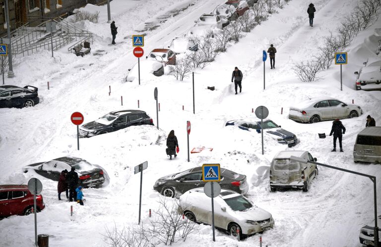 Прохожие на одной из улиц в Москве