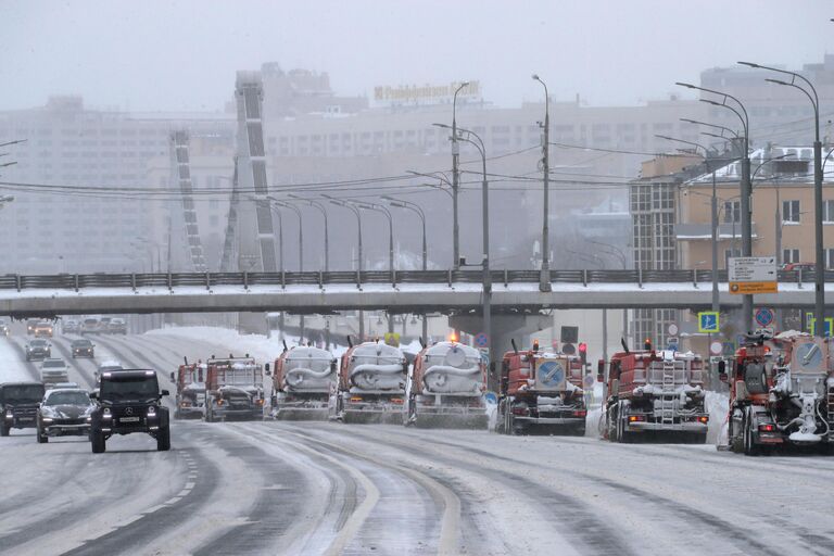 Работа снегоуборочной техники на Зубовском бульваре в Москве