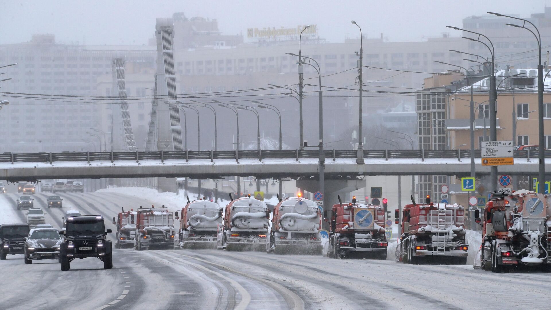 Работа снегоуборочной техники на Зубовском бульваре в Москве - РИА Новости, 1920, 13.02.2021